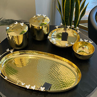 Plateau de service alimentaire en métal au design moderne, fait main, finition blanche Meena, plateau en métal arrondi avec une poignée attrayante