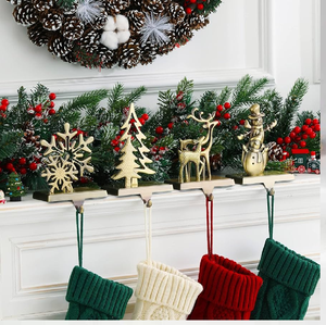 Porte-chaussettes en forme d'arbre à feuilles persistantes texturé or métallique, élégant pour la cheminée de Noël, disponible à prix de gros - Product Image 2