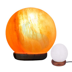 Lámpara de sal rosa en forma de bola pequeña hecha a mano del Himalaya de color blanco empaquetada por Sian Enterprises, un producto artesanal natural - Product Image 5