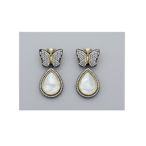 Boucles d'oreilles de mariage élégantes avec un design en forme de larme de cristal et un réglage en or pour les accessoires de bijoux de mariée - Product Image 4