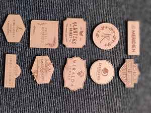 Étiquettes en bois gravées au laser sculptées à la main sur mesure utilisées par les papeteries de mariage et adaptées à une utilisation dans des sacs de forme ronde. - Product Image 5