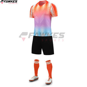 Maillot d'entraînement de football personnalisé Ensemble d'uniformes à manches courtes et shorts Uniformes de football en tissu polyester de conception supérieure - Product Image 2