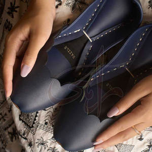 Chaussures Khussa antidérapantes à motif bleu foncé, forme artistique, design audacieux à bord festonné, finition lisse, dessus en similicuir véritable - Product Image 5