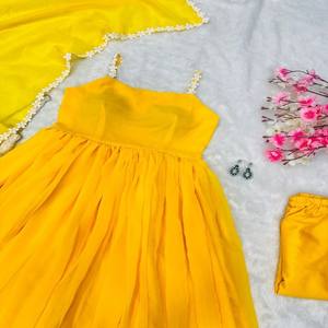 Traje Anarkali VASTRA COTTAGE de Georgette Puro con Falda de Diseño y Dupatta de Georgette con Borde de Encaje y Pantalón de Algodón Suave - Product Image 4