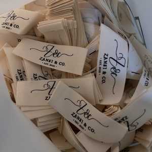 Etiqueta de tela tejida para ropa con nombre de marca personalizado de alta calidad 100, 2x5cm, pliegue final/pliegue central, borde cortado con láser con logotipo - Product Image 5