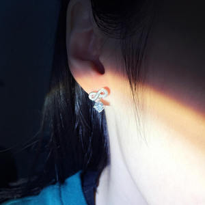 Boucles d'oreilles clous en moissanite ronde à quatre griffes, plaquées argent et or, classiques et élégantes, de Tianyu Gems. - Product Image 5