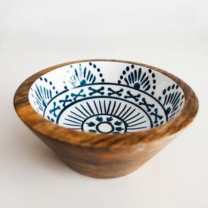 El cuenco de madera con pegatina está diseñado para entornos de artículos para el hogar de alto rendimiento, combinando función, estética y fiabilidad - Product Image 1