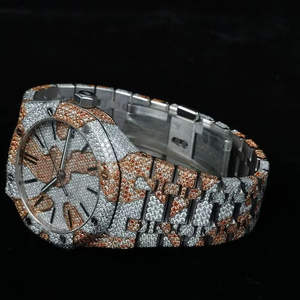 Reloj de Lujo con Diamantes Moissanite de Dos Tonos, Completamente Engastado, Oro Rosa y Plata, con Patrón de Camuflaje Personalizado, Correa de Cuero y Acero Inoxidable, Analógico - Product Image 4