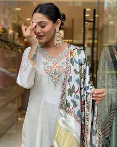 Ensemble Kurti exclusif pour femmes avec embellissements de séquence élégants Célébrez votre culture dans le style disponible à un prix abordable - Product Image 5