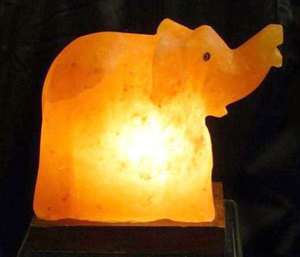Lámpara de elefante tallada de Anwar Enterprises, decoración artesanal ecológica, sal rosa del Himalaya pulida, artesanías naturales - Product Image 1