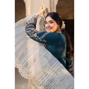 Conjunto de traje de 3 piezas para mujer: Camisa de batik con lentejuelas bordadas, Dupatta de tela Khaddi bordada y Pantalones bordados - BIC-4672 - Product Image 5