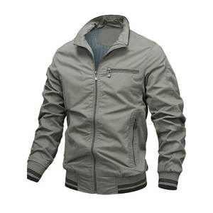 เสื้อแจ็คเก็ตกันลมกันน้ำแบบมีซิปเต็มตัวสำหรับผู้ชาย น้ำหนักเบา คอตั้ง ผ้า softshell  พร้อมโลโก้ด้านหน้า สไตล์วินเทจ - Product Image 1