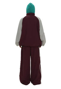 ชุดวอร์มกันลมสำหรับผู้หญิง ชุดออกกำลังกายแบบจ็อกเกอร์ รับผลิตแบบ OEM พร้อมสกรีนโลโก้ ชุดวอร์มกันลมสำหรับผู้หญิง - Product Image 6