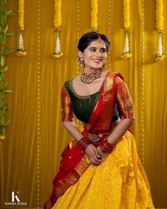 Dernière élégante mariée jaune Lehenga Choli en soie de Kanjiveram de style sud-indien avec un beau zari pur pour les fêtes - Product Image 3