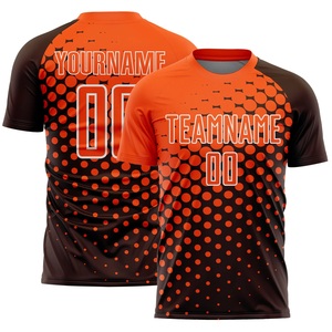 Tenue de football personnalisée pour hommes Orange, maillot et short de football personnalisés avec motif dégradé moderne et numéro de joueur - Product Image 2