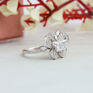 Vente en gros Nouveau style de bagues mignonnes redimensionnables en forme de papillon avec diamants taille ronde en or blanc massif Cadeau pour dames - Product Image 3