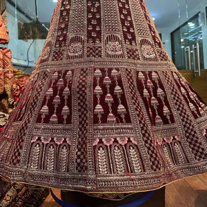 Elegante Conjunto de Lehenga de Terciopelo con Dupatta de Malla Suave de 2.5m, Trabajo de Bordado Intenso, Ropa India Pakistaní para Fiestas, Venta al por Mayor, Étnico - Product Image 1