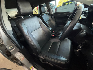 Voiture d'occasion de qualité et abordable, Toyota Corolla 1.4 D Prestige 2016, conduite à droite - Product Image 4