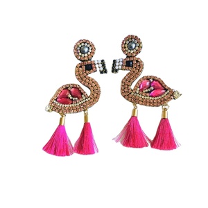 Pendientes Bliss Huggie hechos a mano con diseños de circonita, modelos de joyería, pendientes con cuentas - Product Image 1