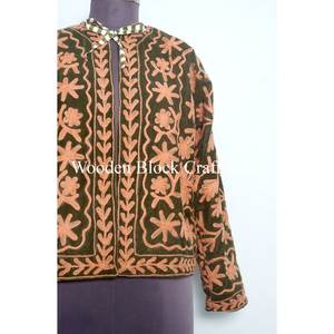 Veste en velours tricoté en coton brodé floral en gros, écologique, pour femmes, faite à la main, style suzani, manteau d'hiver ethnique pour femmes - Product Image 2