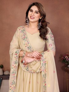 Lehenga Choli Semi-Cosido para Novia India con Blusa Completamente Cosida Lista para Usar para Bodas y Fiestas - Product Image 3