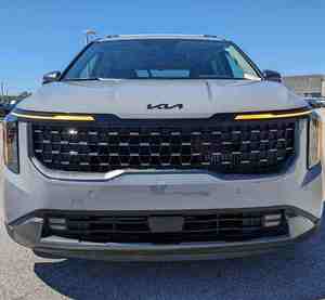 Kia Carnival Híbrido SX Prestige 2024 Usado, Tracción Delantera, Volante a la Izquierda, Asientos de Cuero, Cámara Trasera, Faros de Xenón, Pantalla Táctil - Product Image 1