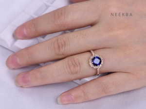 Bague de style fleur en or rose massif 14 carats de 7mm avec saphir bleu cultivé en laboratoire et accent Moissanite-Bijoux fins d'Inde - Product Image 5