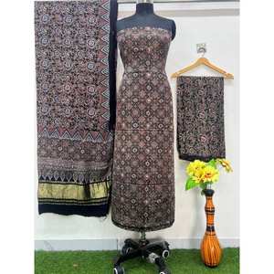 Vestido Formal de Mujer, Corte A, Estampado Floral, Teñido Natural, con Estampado Ajrakh a Mano, en Seda Modal Negra, Ecológico, Marca Rose Mendeer - Product Image 2