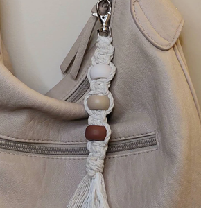 Porte-clés macramé en coton et chanvre avec perles d'argile colorées - Product Image 1