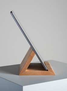 Soporte móvil de madera para bolígrafos o pequeñas herramientas de oficina, cuna segura para teléfonos inteligentes que permite una visualización manos libres mientras se carga - Product Image 4