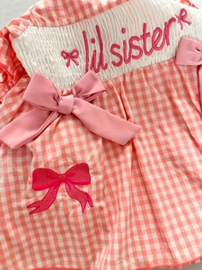 Jiefute Ingrosso Tutina Smockata per Neonata con Ricamo 'Lil Sister' e Fascia Abbinata - Product Image 5