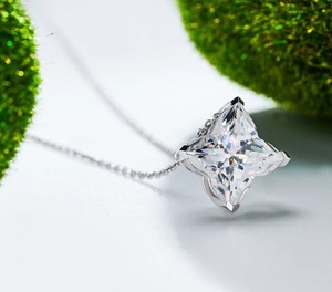 Magnifique collier en diamant Moissanite taillé en trèfle à quatre feuilles blanc Excellente coupe Bijoux personnalisés Meilleur cadeau de fête des mères - Product Image 5