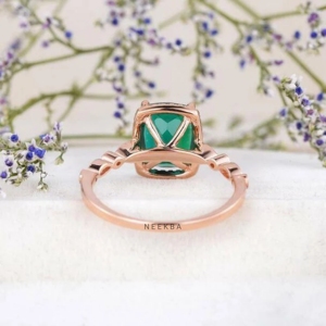 Bague de coussin allongée de couleur verte fabriquée à la main en argent sterling 925 Bague de fiançailles en forme de coussin en émeraude cultivée en laboratoire - Product Image 4