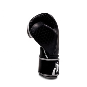 ถุงมือมวยไทยรุ่นใหม่ล่าสุด พรีเมียม แบบผูกเชือก สีดำ หนังวัวแท้ รับสกรีนโลโก้และชื่อ สำหรับมืออาชีพ - Product Image 6