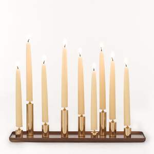 Ménorah sculpturale dorée brillante avec un design incurvé moderne pour une décoration haut de gamme et un arrangement de bougies de fête - Product Image 3