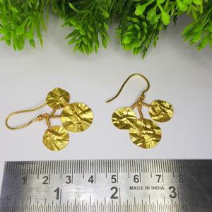 Boucles d'oreilles pendantes de luxe en argent sterling 925 plaqué or 18 carats, fabriquées à la main |   Boucles d'oreilles tendance en forme de feuille pour mariage et fête - Product Image 5