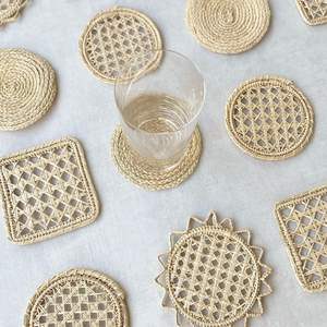 Posavasos de ratán hecho a mano, perfecto para regalar en cumpleaños de inauguración de la casa u ocasiones especiales como accesorio funcional y elegante - Product Image 1