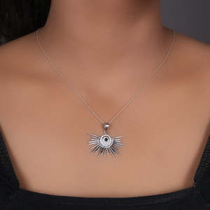 Collar con Colgante de Sol Plateado en Platino y Rodio con Piedra de Zafiro para Regalos de Compromiso o Boda para Mujer - Product Image 3