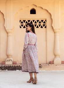 Robe midi bohème Venus, fabriquée à la main, en coton pur, imprimée à la main, à motifs floraux, décontractée, occasionnelle, beige rose, mode éthique - Product Image 3