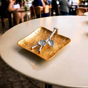 Porte-serviettes vintage en laiton avec motif floral en relief, luxe, carré, en métal avec cristaux, pour la décoration de table de mariage, pour les restaurants - Product Image 2