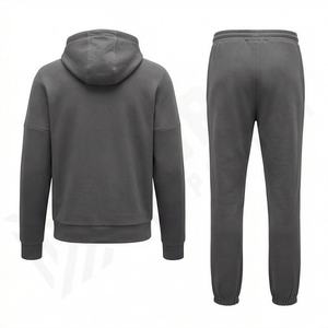 Survêtement pour homme de style streetwear, élégant et performant, fabriqué en tissu doux et flexible offrant un confort maximal pour les activités sportives - Product Image 2