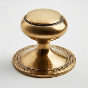 KnobEdge Studio Golden Era Bouton de porte rond classique Finition laiton vintage avec des détails complexes pour l'esthétique de la grande entrée - Product Image 4