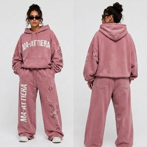Ensemble survêtement deux pièces pour femme, personnalisé, rose, avec sweat à capuche oversize et pantalon de survêtement large, motif graphique en strass - Product Image 1