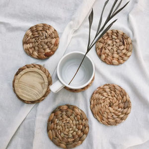 Elegante posavasos de ratán natural, perfecto para vasos pesados o cuencos para servir, garantiza la protección de las mesas - Product Image 1