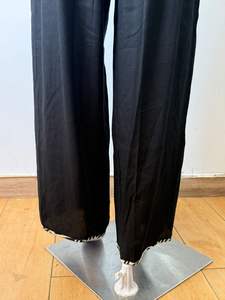 Pantalon palazzo noir élégant, confort, style et polyvalence. Conçu en tissu doux et respirant, coupe flexible pour un confort tout au long de la journée. - Product Image 3