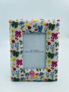 Marco de Fotos de Madera Moderno Hecho a Mano de Lujo, con Cuentas Bordadas, Diseño Ligero y Duradero, Orientación Vertical Personalizable - Product Image 2