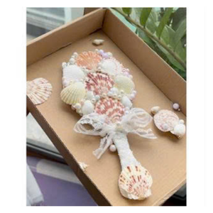 Espejo de mano de concha marina hecho a mano con conchas mixtas Espejo de concha marina perfecto para escapadas costeras y artículos esenciales para bolsas de playa - Product Image 1