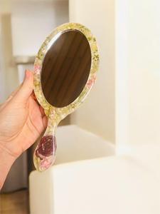 Miroir à main en résine avec finition lisse et brillante, parfait pour un usage quotidien, le maquillage ou des fins décoratives, ajoutant une touche élégante - Product Image 3