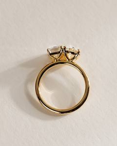 Anillo de compromiso/boda Toi et Moi con dos diamantes cultivados en laboratorio con corte ovalado y esmeralda, certificados por IGI, en oro amarillo/blanco y rosa de 9K. - Product Image 4