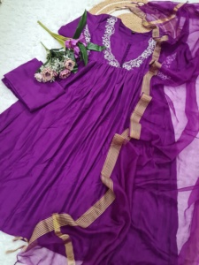 Ensemble Kurti exclusif de 3 pièces avec de magnifiques broderies et des sequins, parfait pour les fêtes de mariage et les tenues traditionnelles - Product Image 6